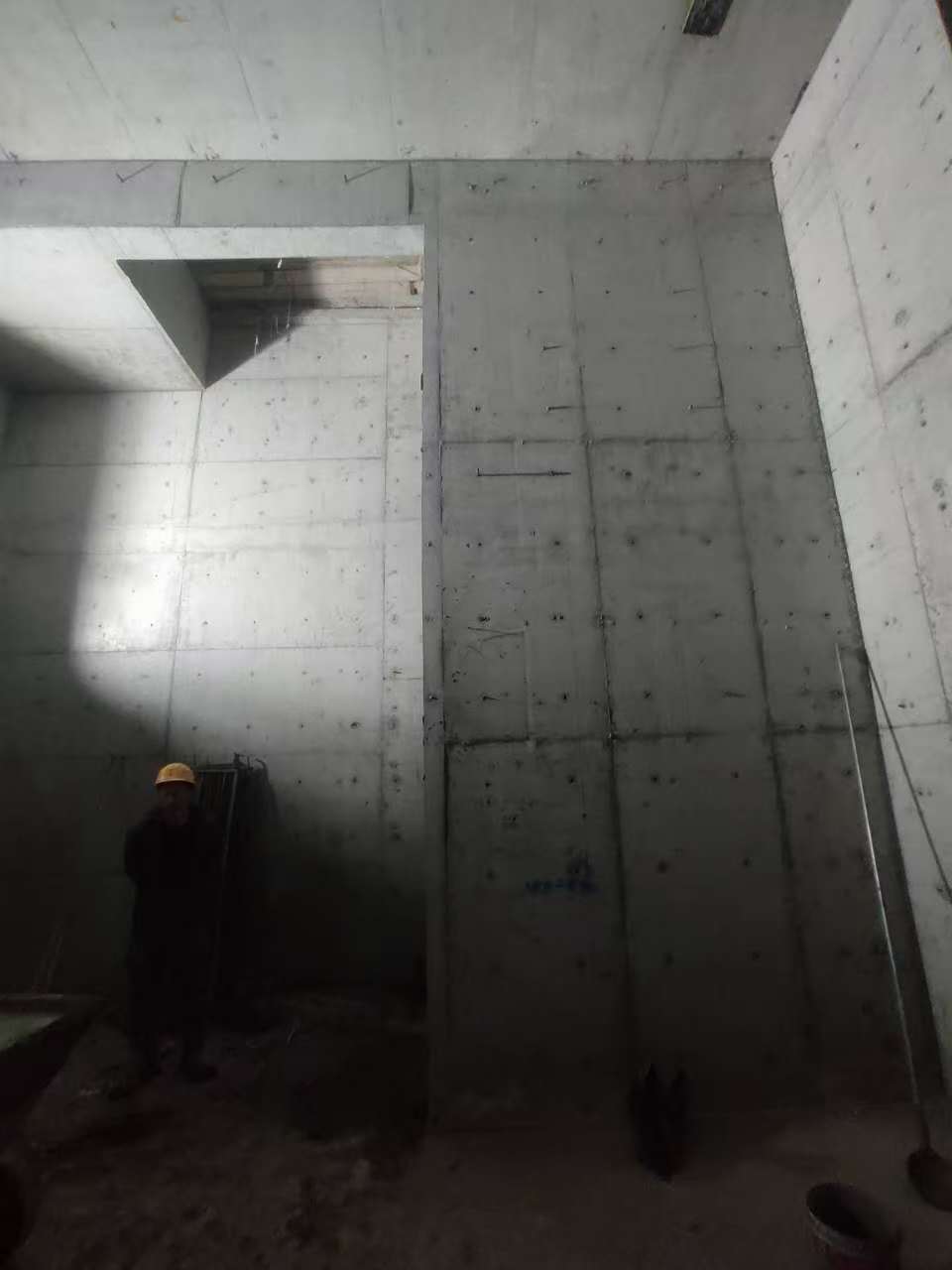 开封墙上开槽钢筋断了有影响吗